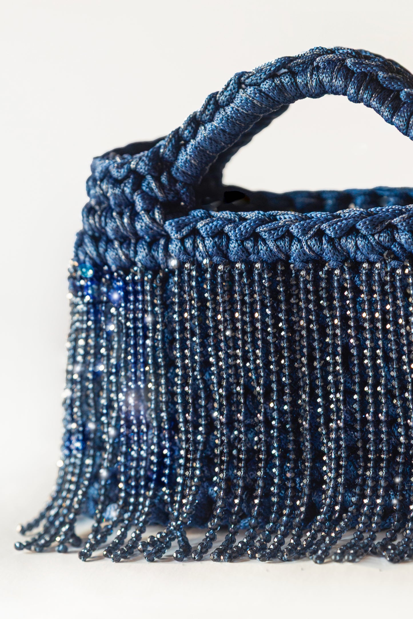 Luce blu scuro con frange lunghe