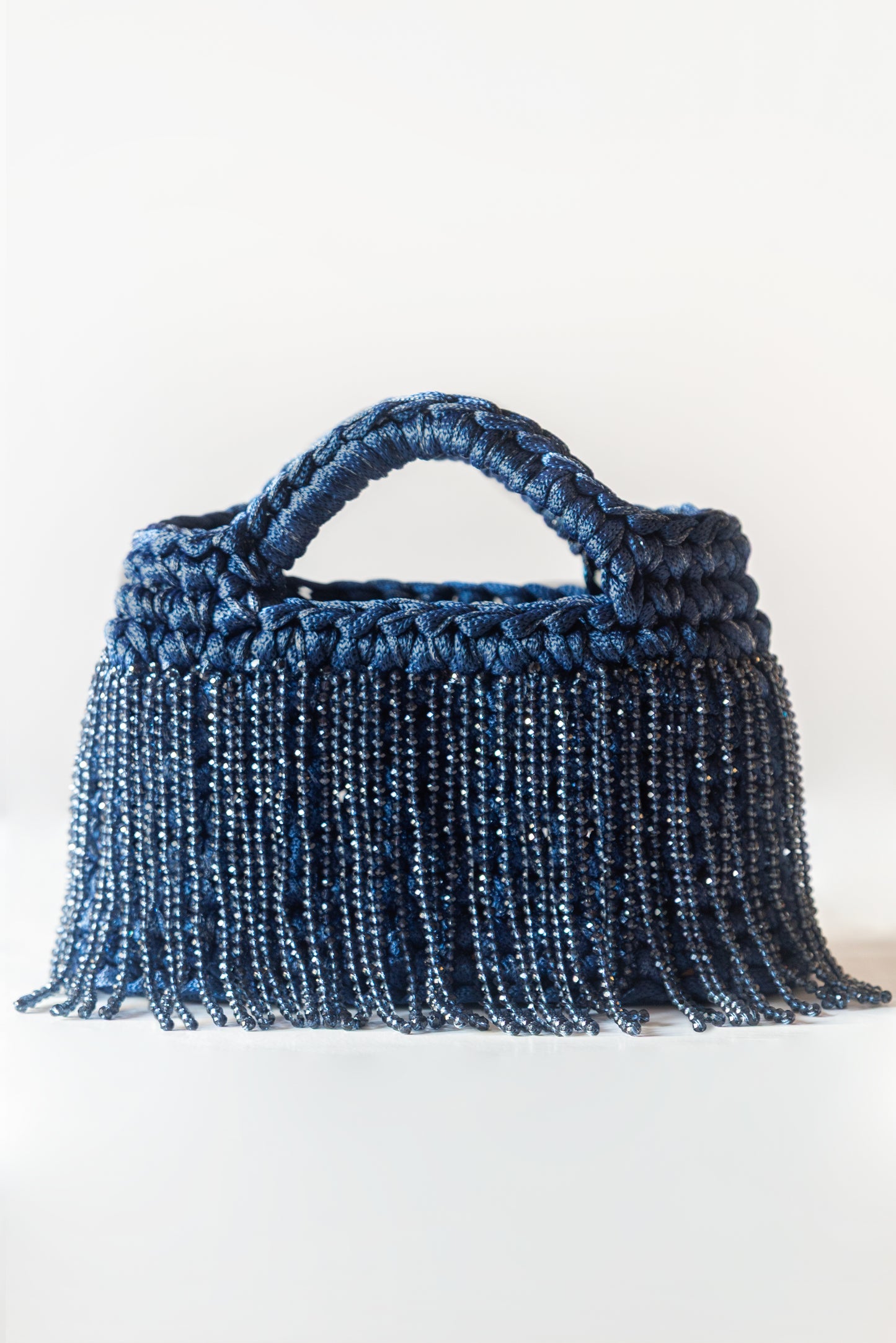 Luce blu scuro con frange lunghe
