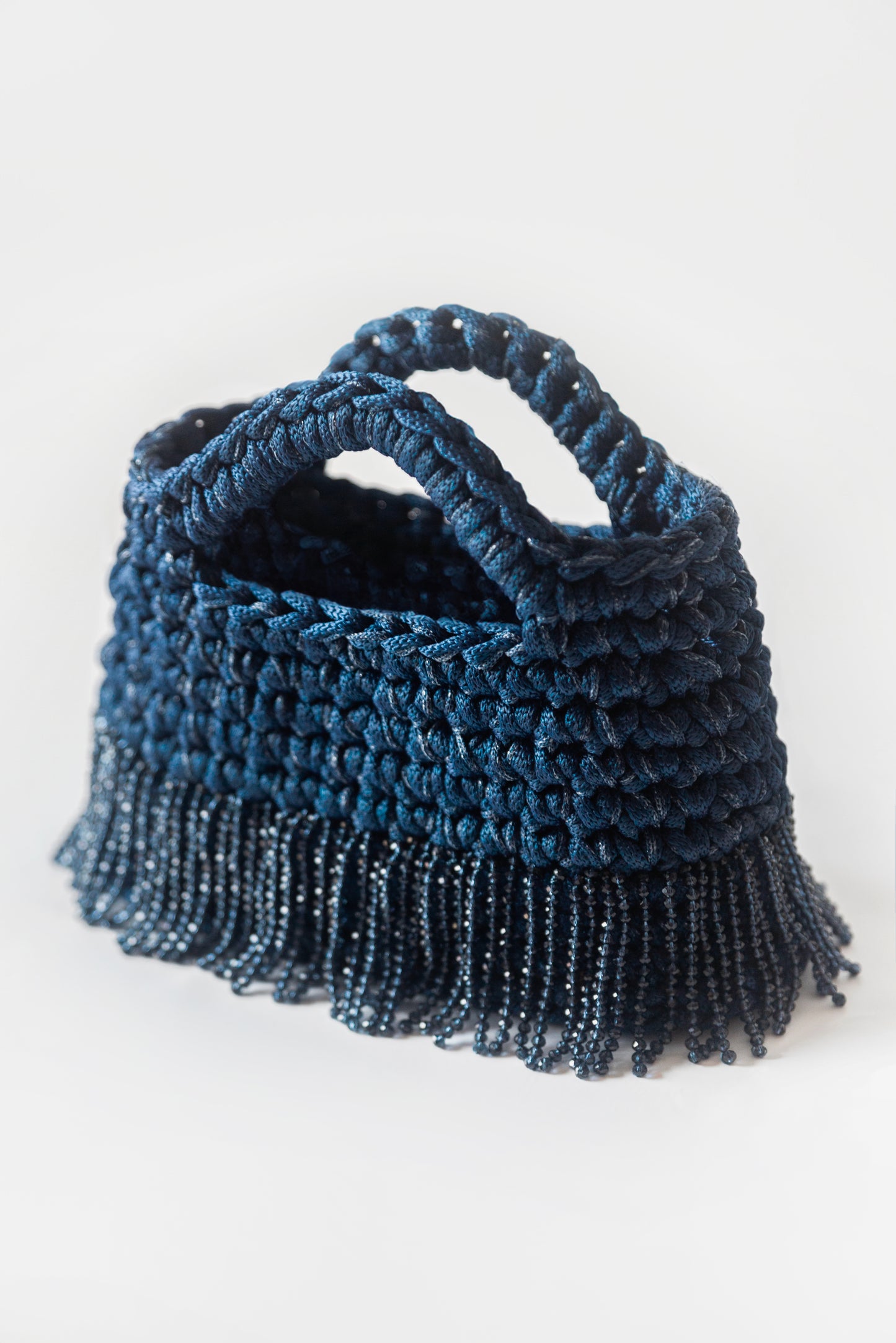 Luce blu scuro con frange corte