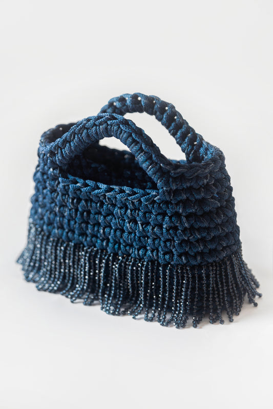 Luce blu scuro con frange corte