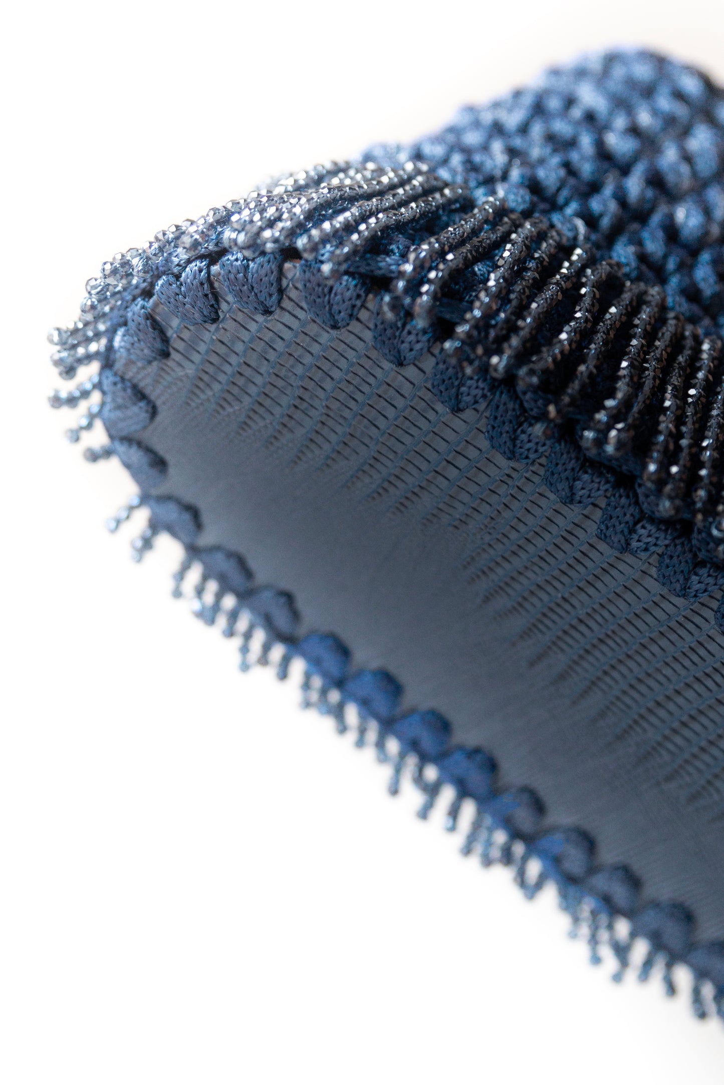 Luce blu scuro con frange corte